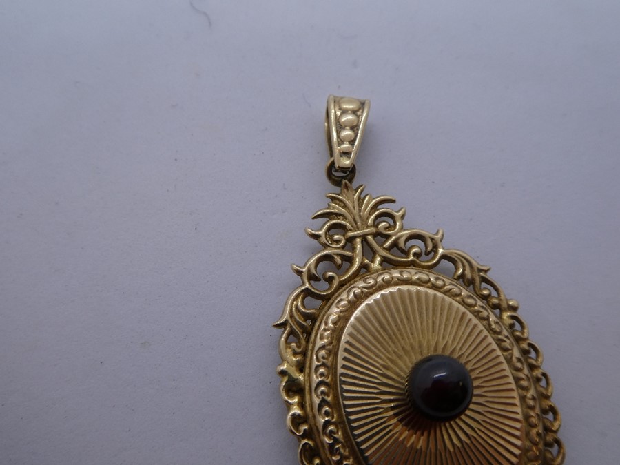 9ct yellow gold oval locket, with central red stone, marked 375, 4cm, weight approx 5.8g - Image 4 of 4