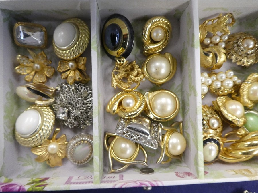 Jewellery box containing large quantity of costume jewellery and another containing mainly earrings - Image 3 of 8