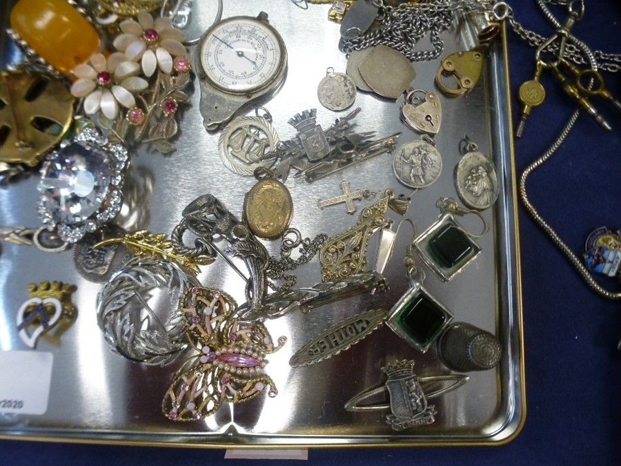 Tray of costume jewellery to include Celtic design brooch, military Swagger stick handle, enamelled - Image 2 of 2