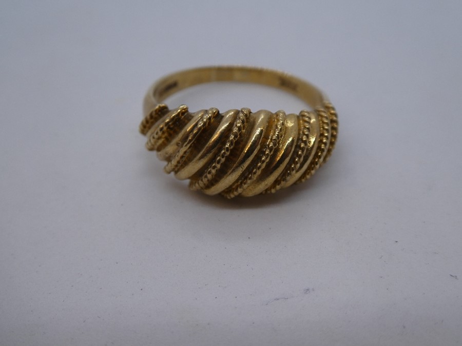 9ct yellow gold scalloped dome dress ring, size R, marked 375, weight approx 4.7g - Image 4 of 4