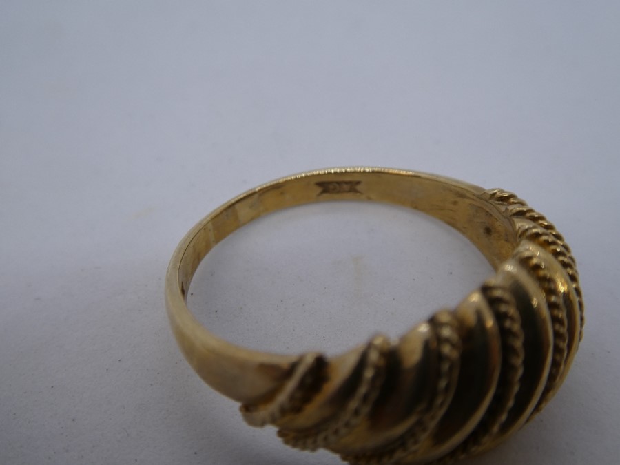 9ct yellow gold scalloped dome dress ring, size R, marked 375, weight approx 4.7g - Image 3 of 4