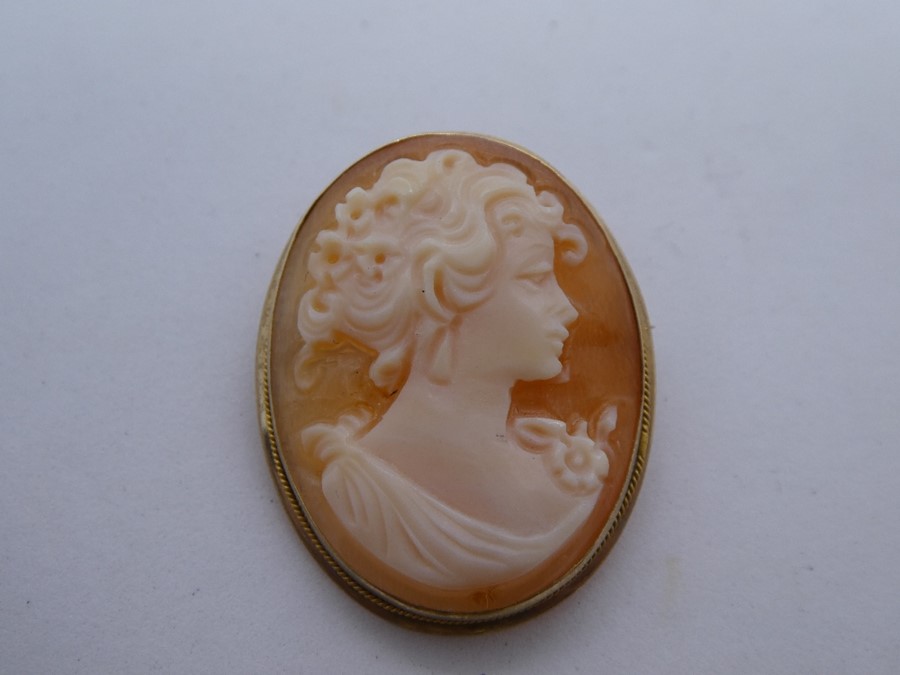 9ct Oval cameo brooch and a pair of 9ct Cameo earrings, marked 9ct - Image 3 of 4