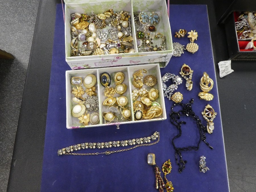 Jewellery box containing large quantity of costume jewellery and another containing mainly earrings - Image 2 of 8