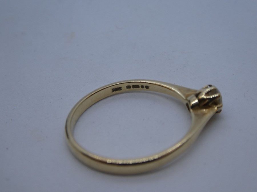 9ct yellow gold solitaire ring, marked 375, size O, weight approx 1.6g - not a diamond - Image 2 of 3