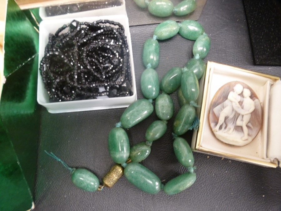 Two trays of mixed items to include a 9ct knot brooch, 1.8g, coins, necklaces and sundry - Image 4 of 10