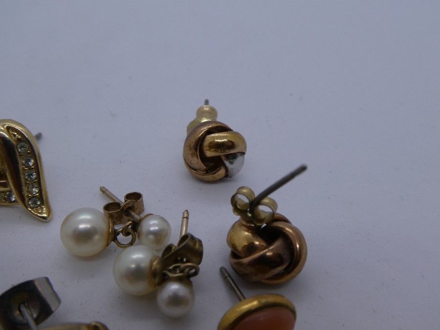 Quantity of 9ct and other stud earrings - Image 3 of 4