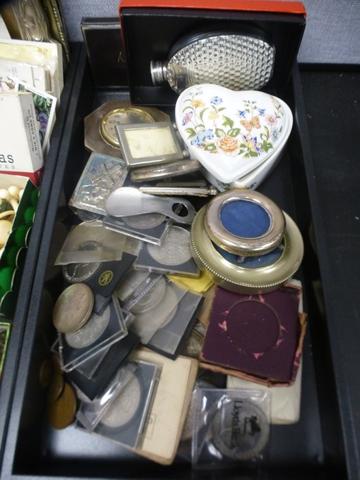 Two trays of mixed items to include a 9ct knot brooch, 1.8g, coins, necklaces and sundry - Image 8 of 10