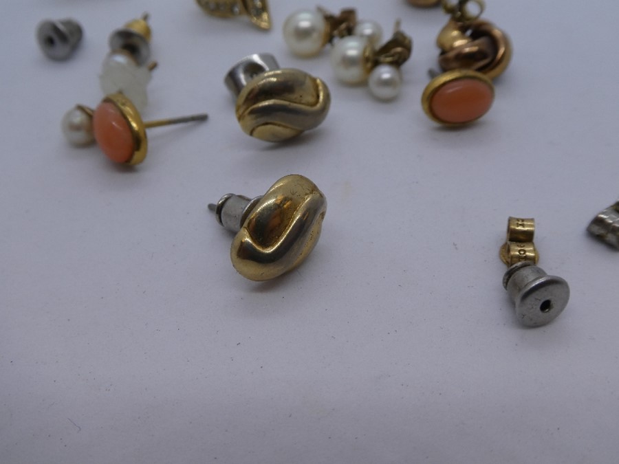 Quantity of 9ct and other stud earrings - Image 4 of 4