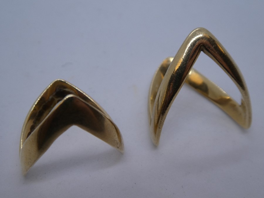 Two 9ct yellow gold 'V' design rings, sizes Q & S, marked 375, weight approx 6.6g - Image 2 of 3