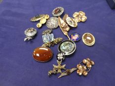 Polished Agate pendant, RAF bar brooch, 2 copperyne floral design brooches, Mexican silver enamelled