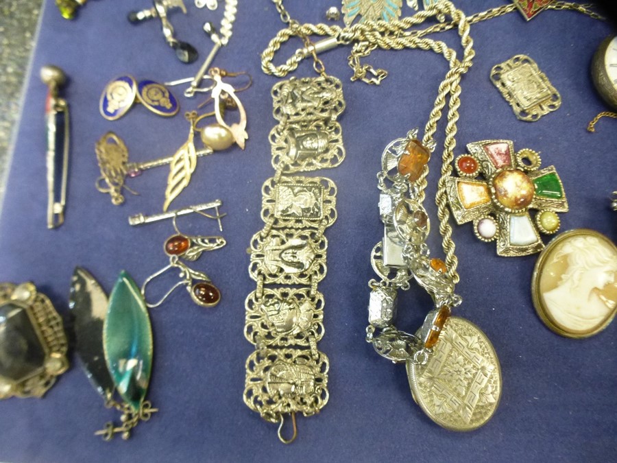 Tray of mainly silver costume jewellery including Indian silver bracelets, locket, filligree bracele - Image 3 of 3