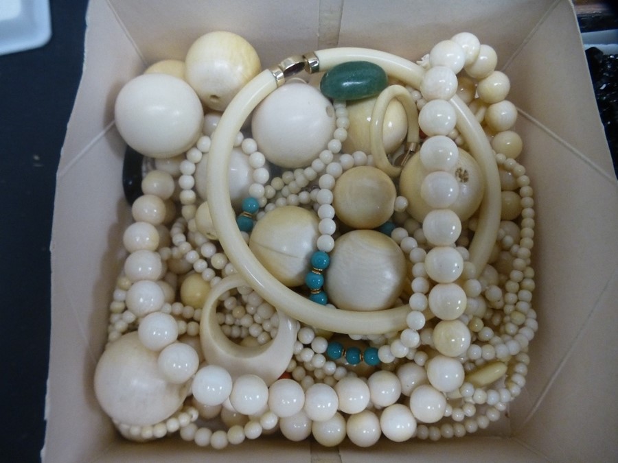 Two trays of mixed items to include a 9ct knot brooch, 1.8g, coins, necklaces and sundry - Image 5 of 10