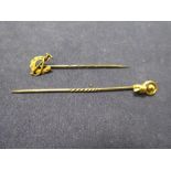 2 15ct yellow gold stick pins, one with horseshoe decoration, marked 15ct 2.1g,  together with an un