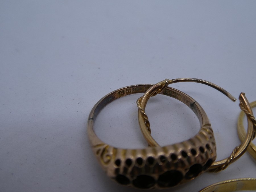 18ct yellow gold ring AF, weight approx 1.2g, two other 9ct yellow gold rings AF and yellow metal ea - Image 4 of 5