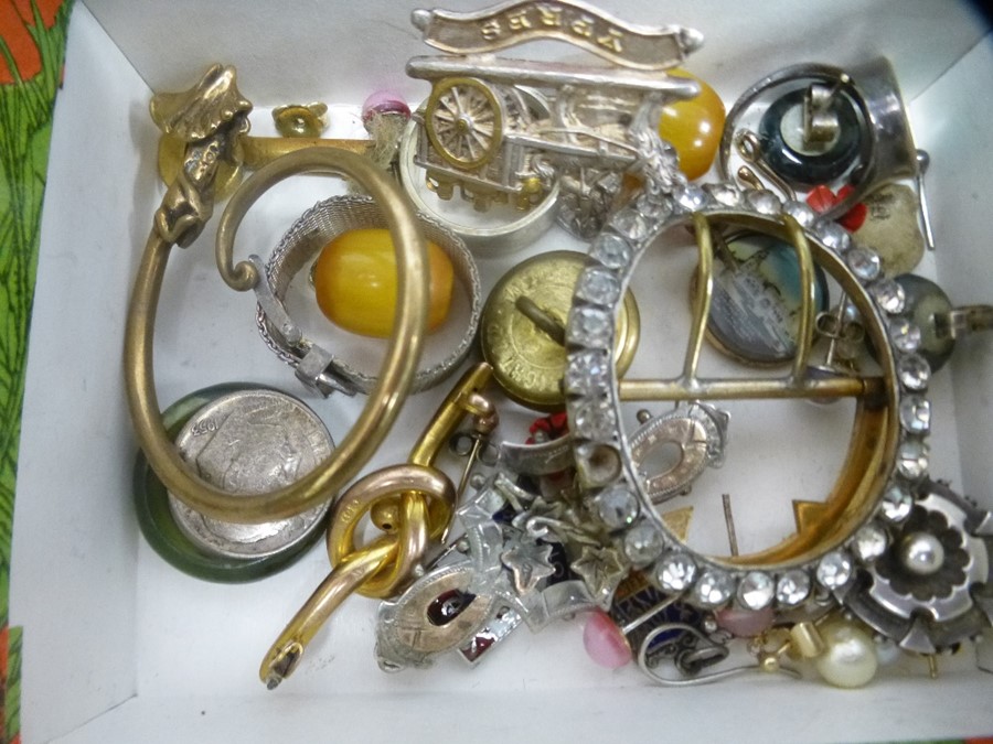 Two trays of mixed items to include a 9ct knot brooch, 1.8g, coins, necklaces and sundry - Image 3 of 10