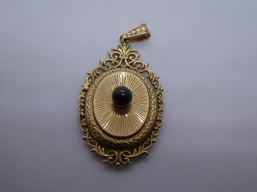 9ct yellow gold oval locket, with central red stone, marked 375, 4cm, weight approx 5.8g