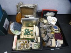 Two trays of mixed items to include a 9ct knot brooch, 1.8g, coins, necklaces and sundry