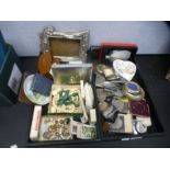 Two trays of mixed items to include a 9ct knot brooch, 1.8g, coins, necklaces and sundry