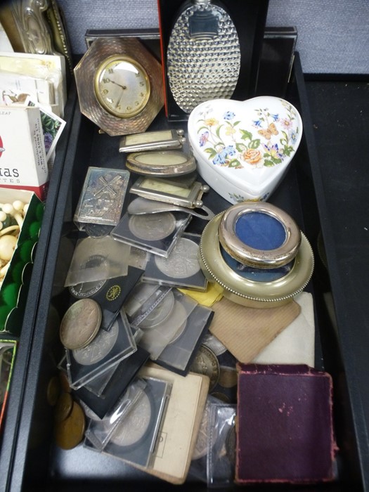 Two trays of mixed items to include a 9ct knot brooch, 1.8g, coins, necklaces and sundry - Image 9 of 10