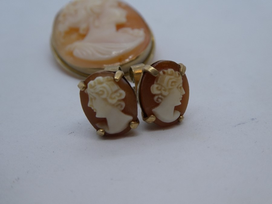 9ct Oval cameo brooch and a pair of 9ct Cameo earrings, marked 9ct - Image 2 of 4