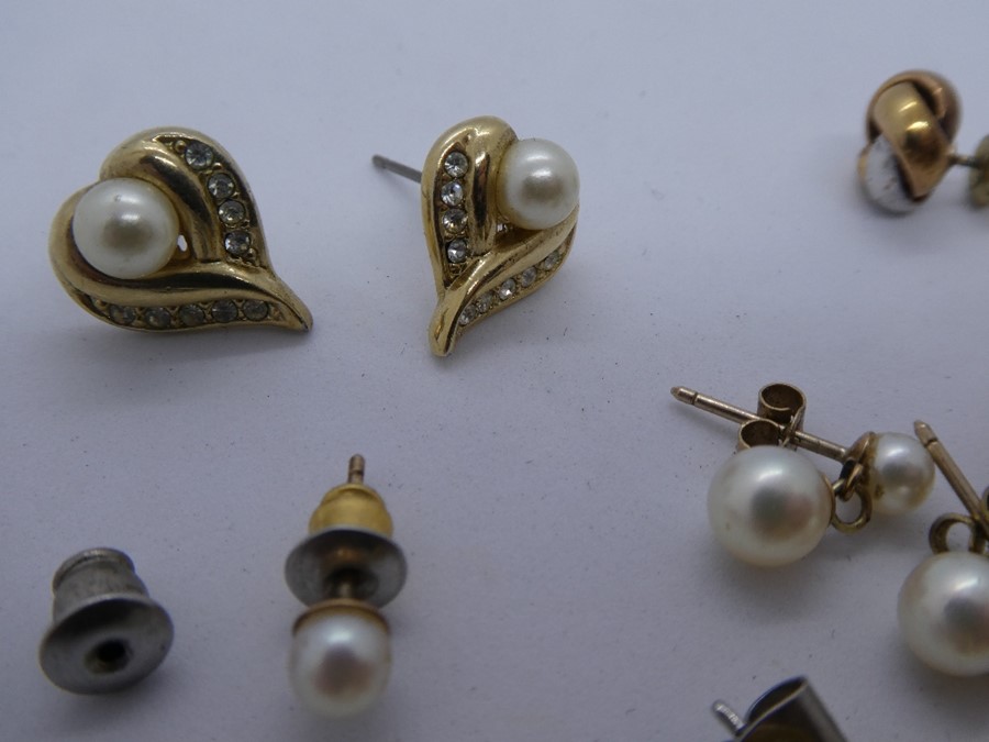 Quantity of 9ct and other stud earrings - Image 2 of 4