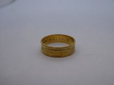 18ct yellow gold wedding band marked 750, size Q, weight approx 3.5g