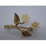 Pretty 9ct yellow gold floral design brooch, the flower heads crafted possibly from bone, marked 375
