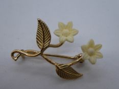 Pretty 9ct yellow gold floral design brooch, the flower heads crafted possibly from bone, marked 375