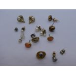 Quantity of 9ct and other stud earrings