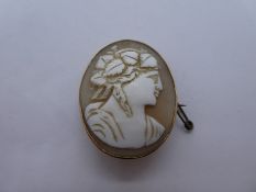 9ct yellow gold cameo brooch, marked 9ct with safety chain, approx 3cm width