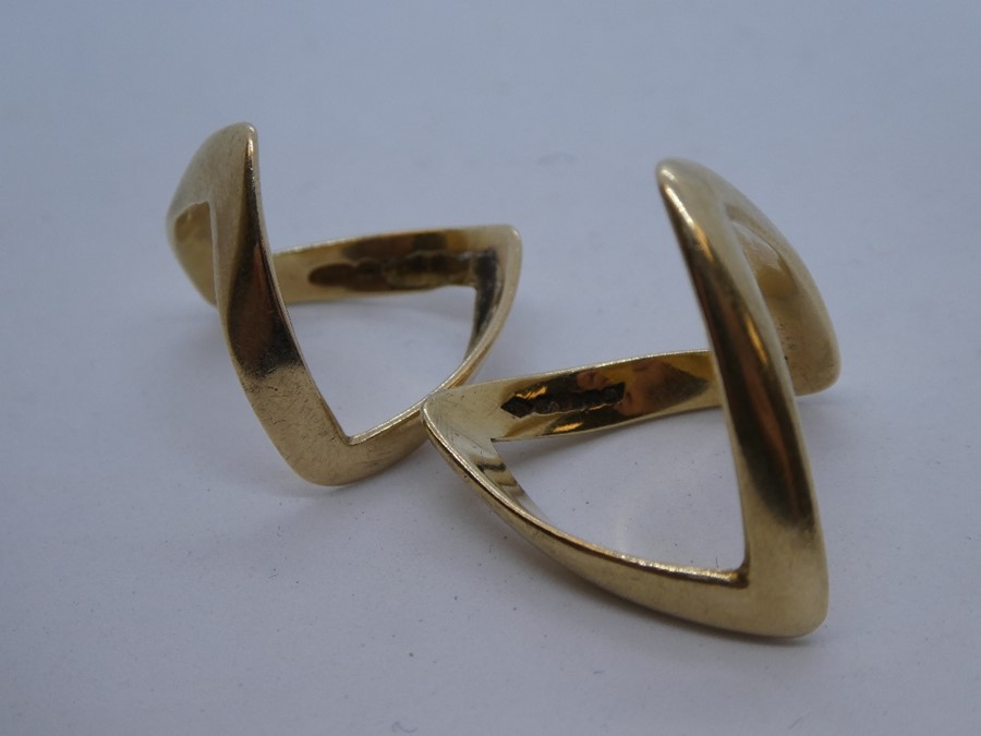 Two 9ct yellow gold 'V' design rings, sizes Q & S, marked 375, weight approx 6.6g - Image 3 of 3