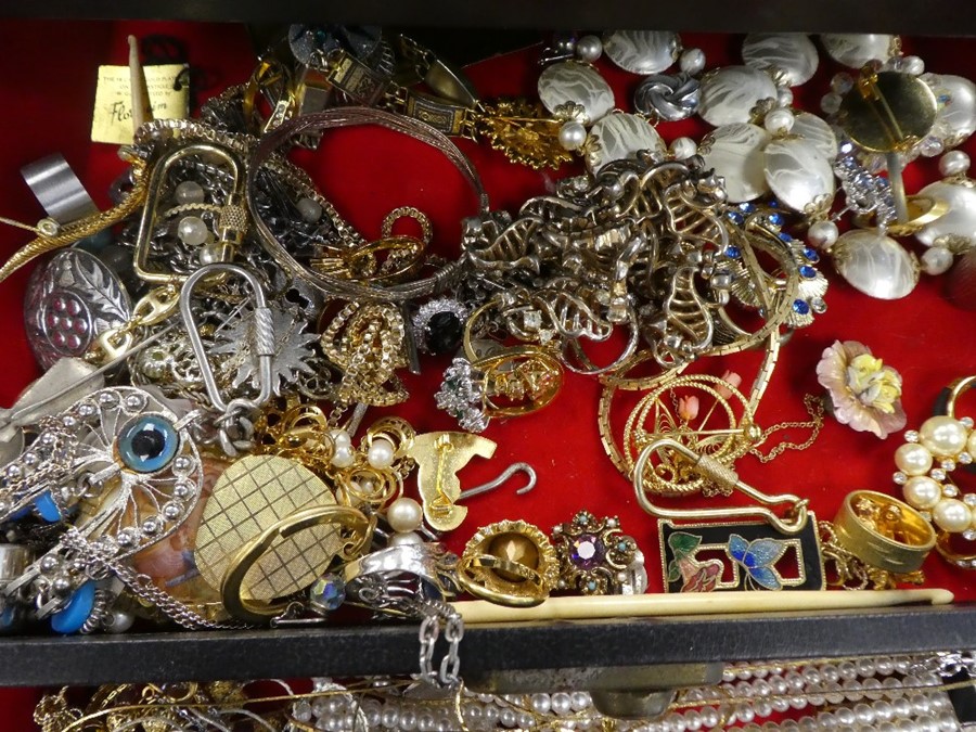 Jewellery box containing large quantity of costume jewellery and another containing mainly earrings - Image 7 of 8