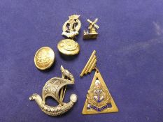 Triangular bar brooch bearing Royal Navy insignia, two military buttons, etc