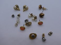 Quantity of 9ct and other stud earrings