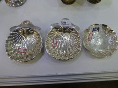 A decorative high quality pair of silver bon bon dishes of a scallop shell on three ball feet, hallm