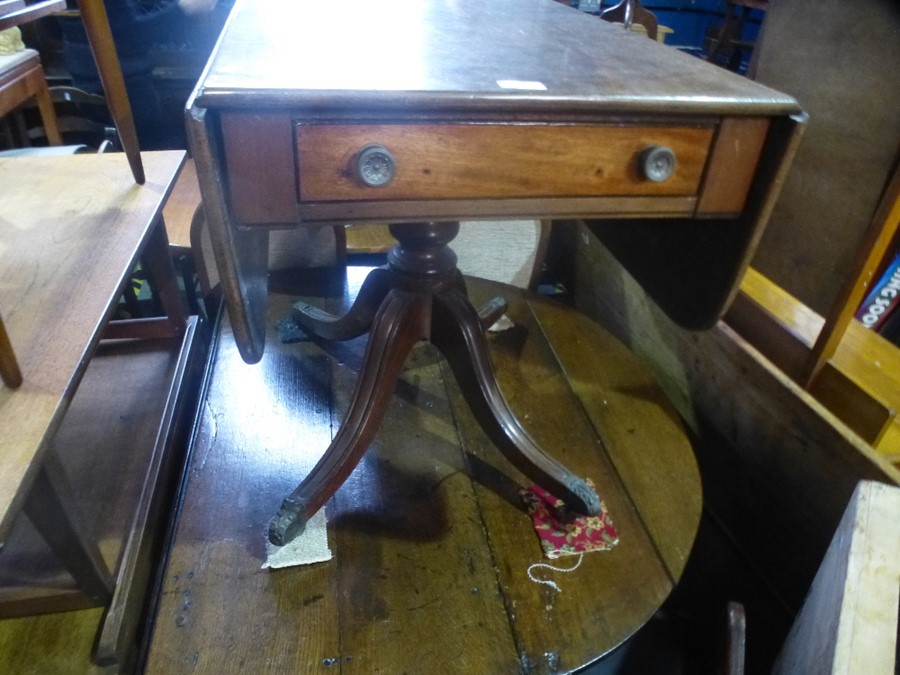 An antique mahogany two flap Pembroke table on center pillar and quadruped supports - Image 2 of 3