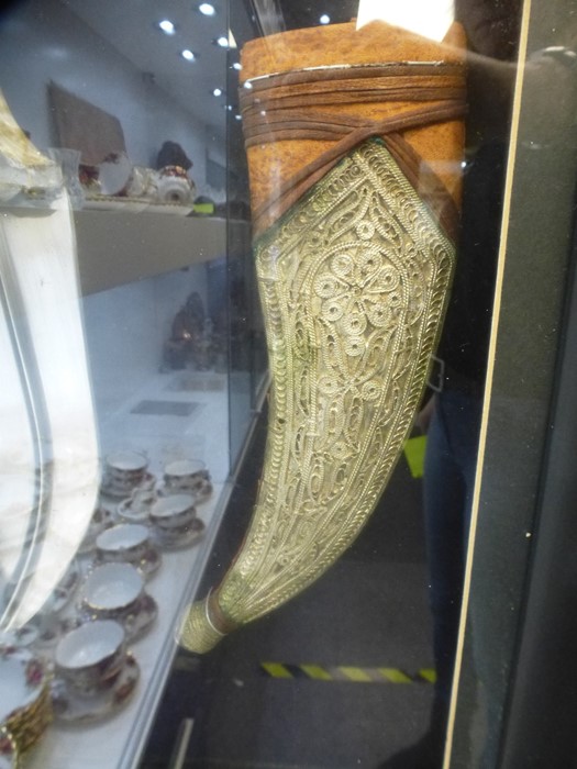 A Far Eastern style dagger and sheath, in glazed display case - Image 2 of 4