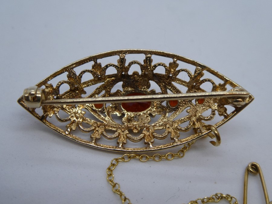 9ct Yellow gold oval brooch set with faceted garnets, marked 375 on pin, with safety chain, approx.. - Image 3 of 5