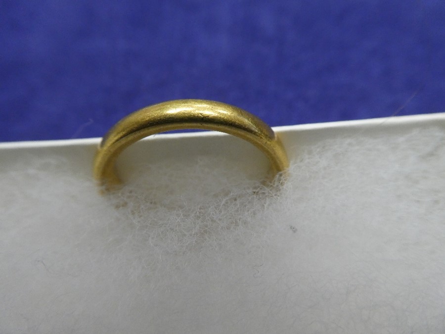 22ct yellow gold wedding band, size O, 5.5g - Image 2 of 3