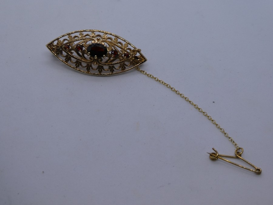 9ct Yellow gold oval brooch set with faceted garnets, marked 375 on pin, with safety chain, approx.. - Image 4 of 5