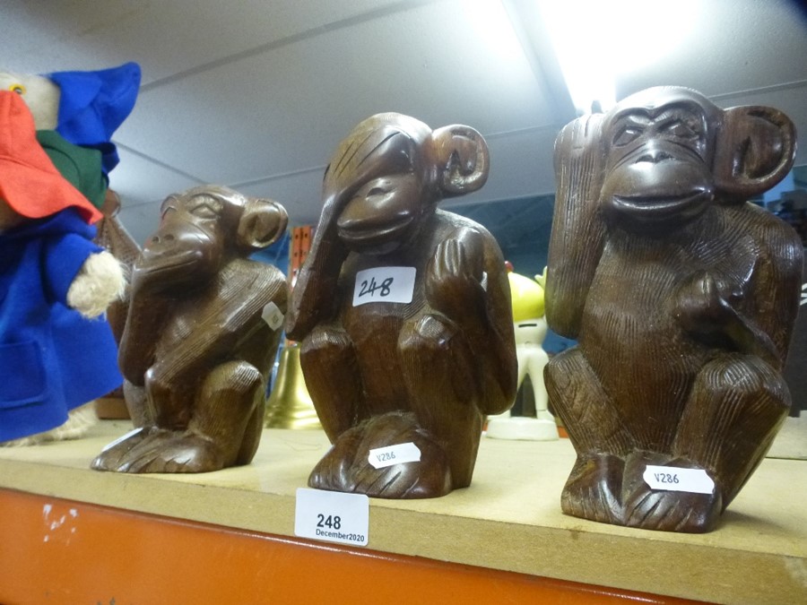 A set of three wooden carved seated monkeys - Image 2 of 2