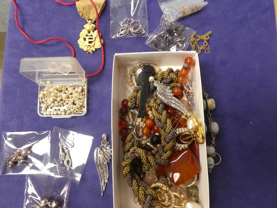 Box of costume jewellery comprising red hardstone necklace,  amber style drop earrings, ladies wrist - Image 2 of 6