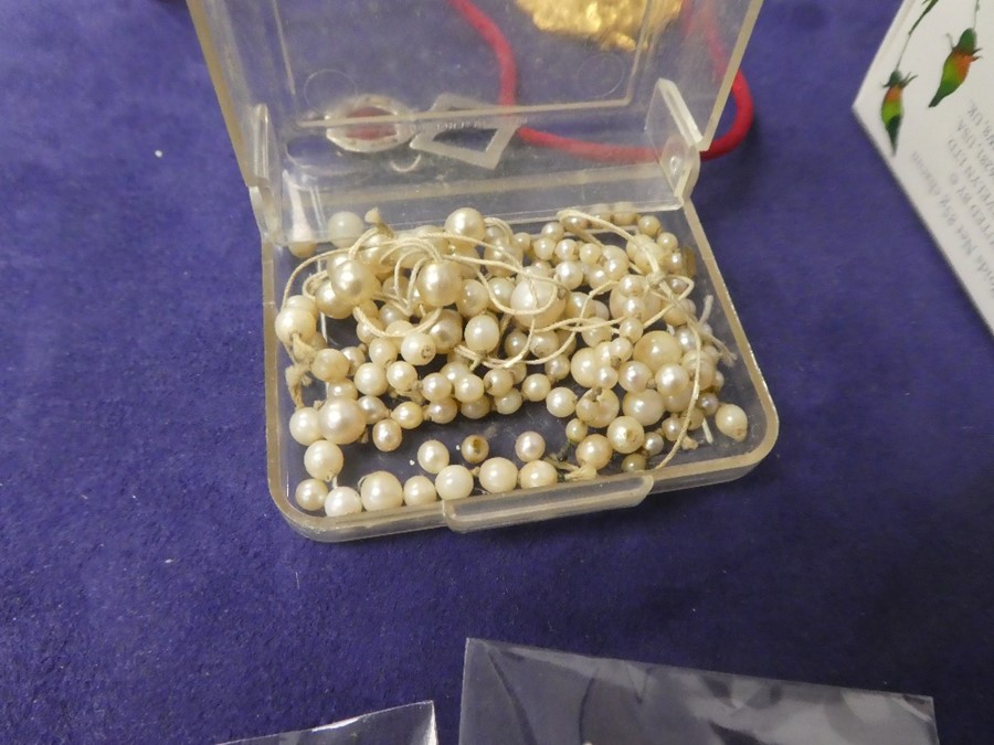 Box of costume jewellery comprising red hardstone necklace,  amber style drop earrings, ladies wrist - Image 3 of 6