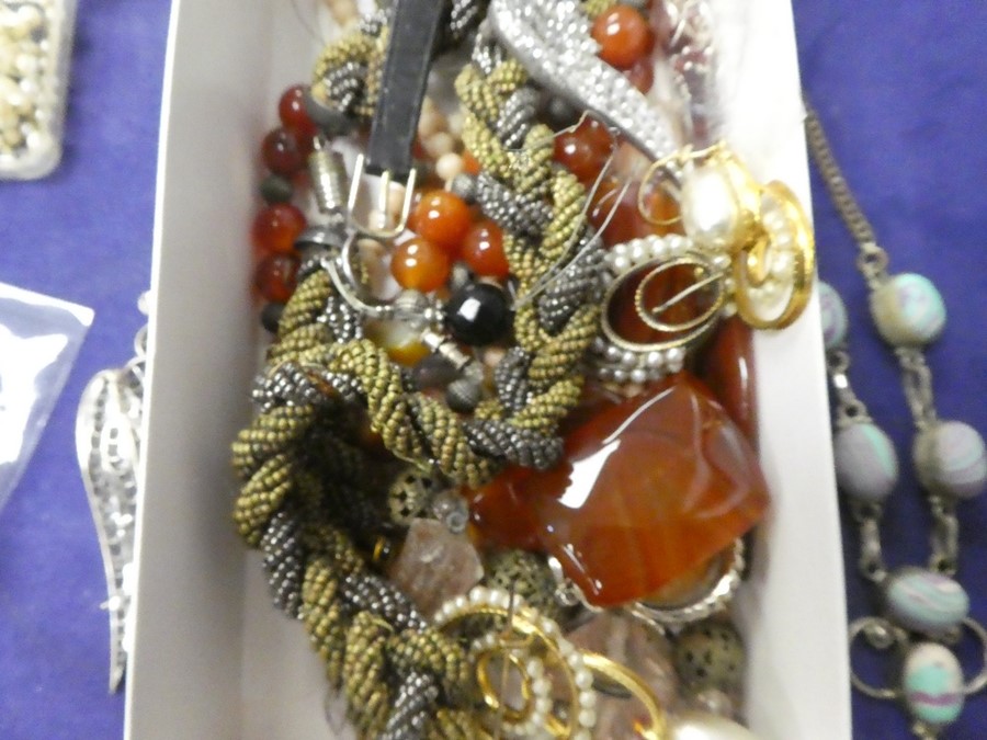 Box of costume jewellery comprising red hardstone necklace,  amber style drop earrings, ladies wrist - Image 5 of 6