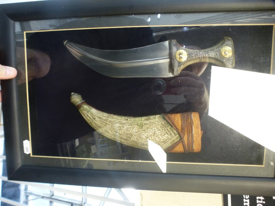 A Far Eastern style dagger and sheath, in glazed display case - Image 4 of 4