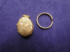 9ct yellow gold oval floral decorated locket, marked 375 together with a 9ct yellow gold wedding ban