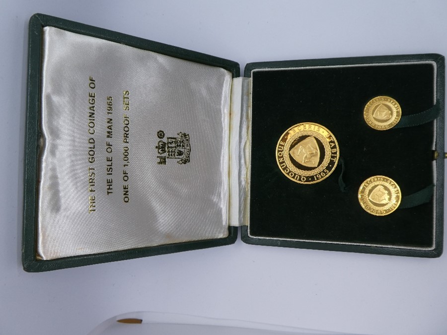 Cased 24ct Gold prrof coin set, 'The First Gold Coinage Of The Isle Of Man 1965' comprising of £5 co - Image 3 of 6