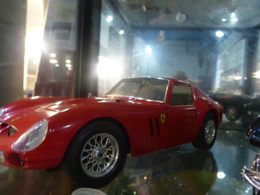 A Burago ferrari GTO 1/18 scale and a Burago 1930's roadster - Image 2 of 7