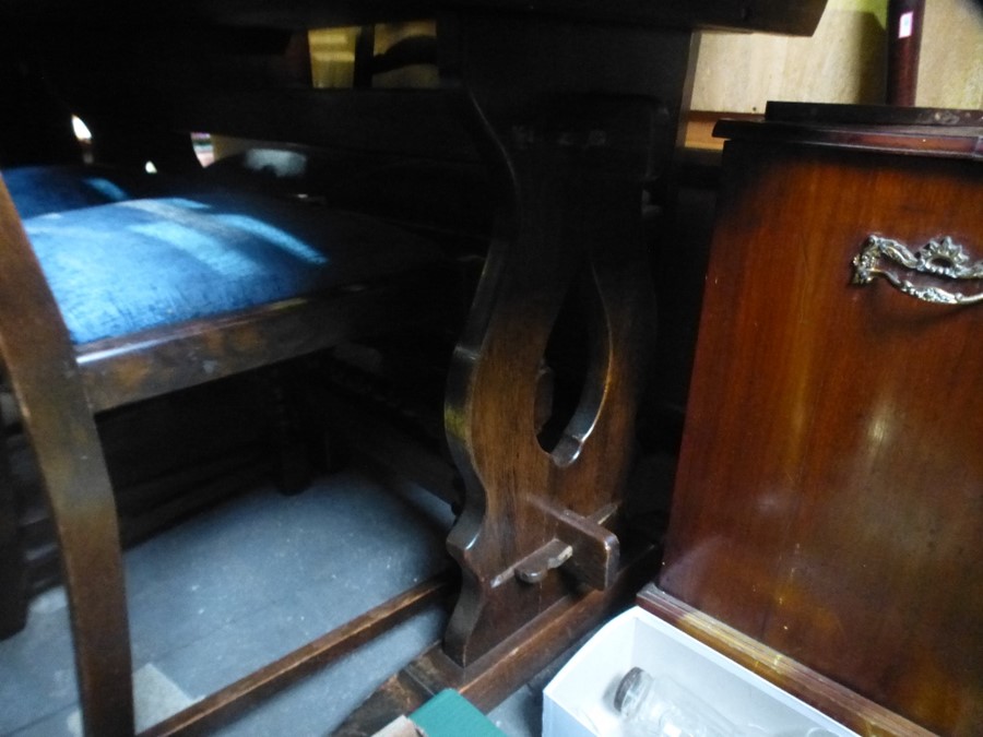 A reproduction oak refectory table and a set of 6 chairs - Image 4 of 4