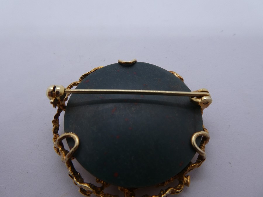 A modernist circular brooch, with polished hardstone in 9ct yellow gold mount, marked 375 - Image 2 of 5
